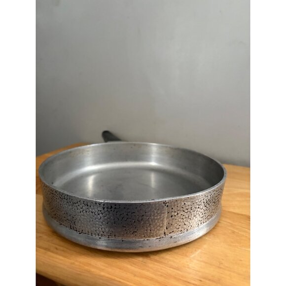 Flavor Seal Kinney Ware 9" Hammered Aluminum Fry Pan Textured Exterior Handle - Picture 4 of 8